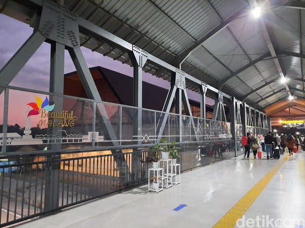 Sementara itu, saat ini Stasiun Malang yang lama juga masih beroperasi. Keduanya dihubungkan oleh skybridge. (Putu Intan/detikcom)