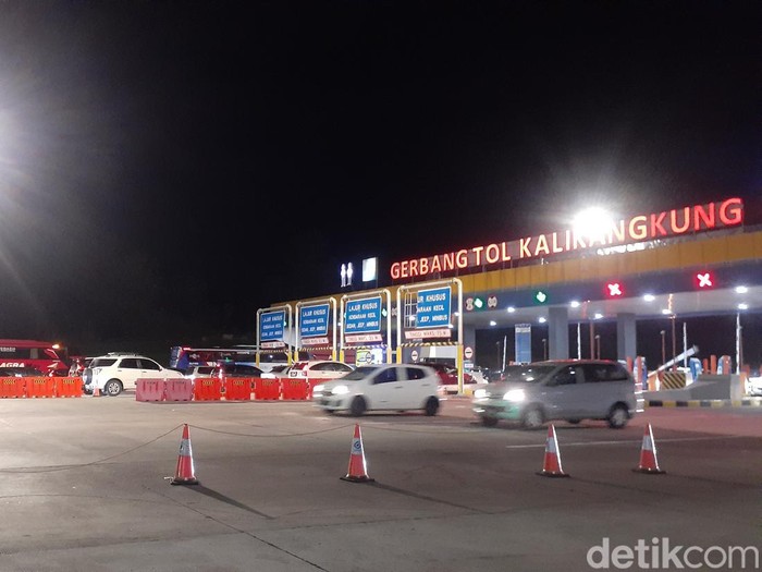 Suasana di Gerbang Tol Kalikangkung arah Jakarta masuk ke Semarang, Rabu (4/5/2022).