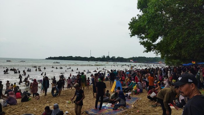 Suasana di Pantai Carita pada H+2 Lebaran (Aris-detikcom)