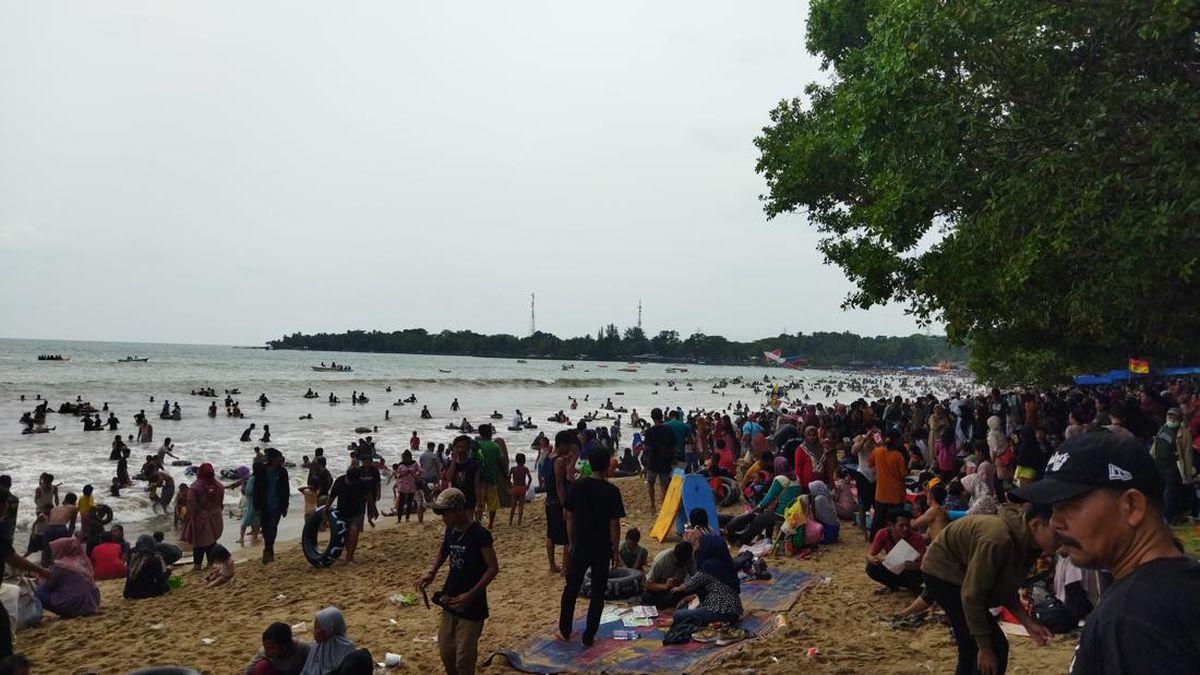 H 2 Lebaran Pantai Carita Pandeglang Diserbu Wisatawan