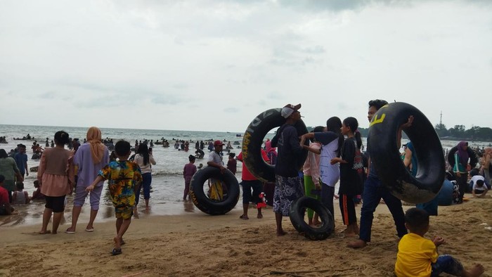 Suasana di Pantai Carita pada H+2 Lebaran (Aris-detikcom)