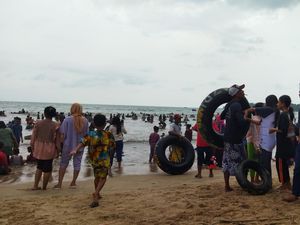 Senangnya Pedagang di Pantai Carita Lihat Wisatawan Ramai Usai 2 Tahun Sepi