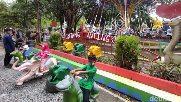 Suasana objek wisata Waduk Gajah Mungkur, Wonogiri, Rabu (4/5/2022).
