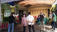 Tampak beberapa kerabat juga banyak berdatangan melihat jenazah Mieke Wijaya terakhir kalinya.  Foto: Pingkan Anggraini/ detikHOT