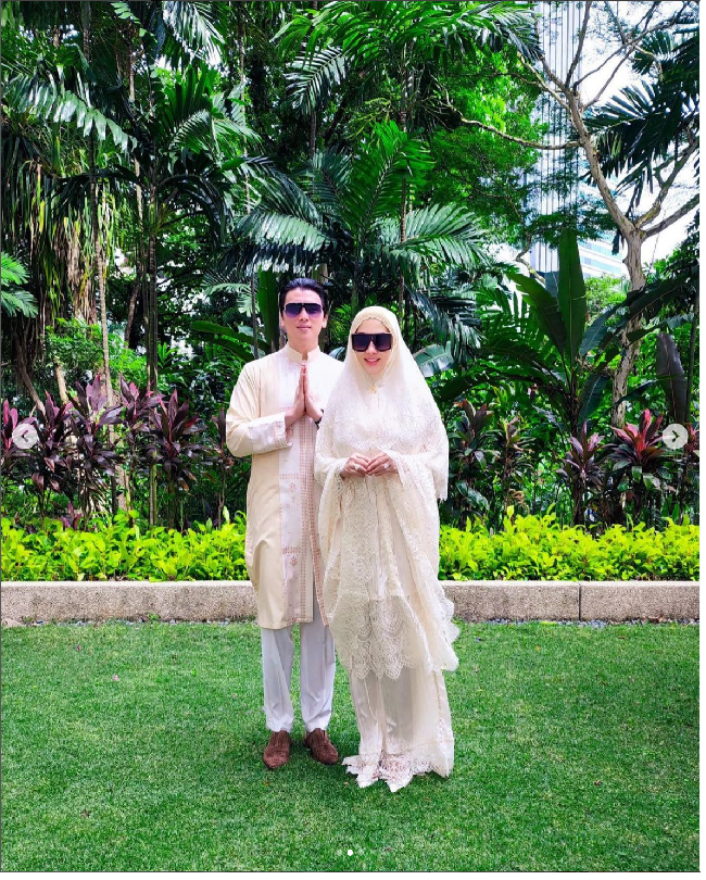 “Eid Mubarak, Selamat Hari Raya Idul Fitri 1443 H. Minal Aidzin Walfaidzin Mohon Maaf Lahir Dan Bathin,” demikian Syahrini menulis pada unggahan fotonya memakai mukena mewah. Foto: Dok. Instagram Princess Syahrini