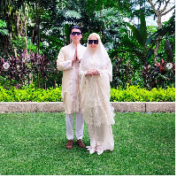 “Eid Mubarak, Selamat Hari Raya Idul Fitri 1443 H. Minal Aidzin Walfaidzin Mohon Maaf Lahir Dan Bathin,” demikian Syahrini menulis pada unggahan fotonya memakai mukena mewah. Foto: Dok. Instagram Princess Syahrini