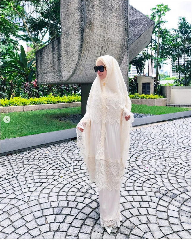 Syahrini berada di Singapura sejak akhir tahun 2021. Hingga kini Lebaran 2022, pelantun Sesuatu itu masih menetap di Negeri Singa bersama sang suami, Reino Barack. Foto: Dok. Instagram Princess Syahrini