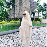 Syahrini berada di Singapura sejak akhir tahun 2021. Hingga kini Lebaran 2022, pelantun Sesuatu itu masih menetap di Negeri Singa bersama sang suami, Reino Barack. Foto: Dok. Instagram Princess Syahrini