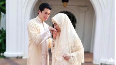 Foto: Gaya Syahrini Lebaran di Singapura, Pakai Mukena Dihiasi Emas 24 Karat