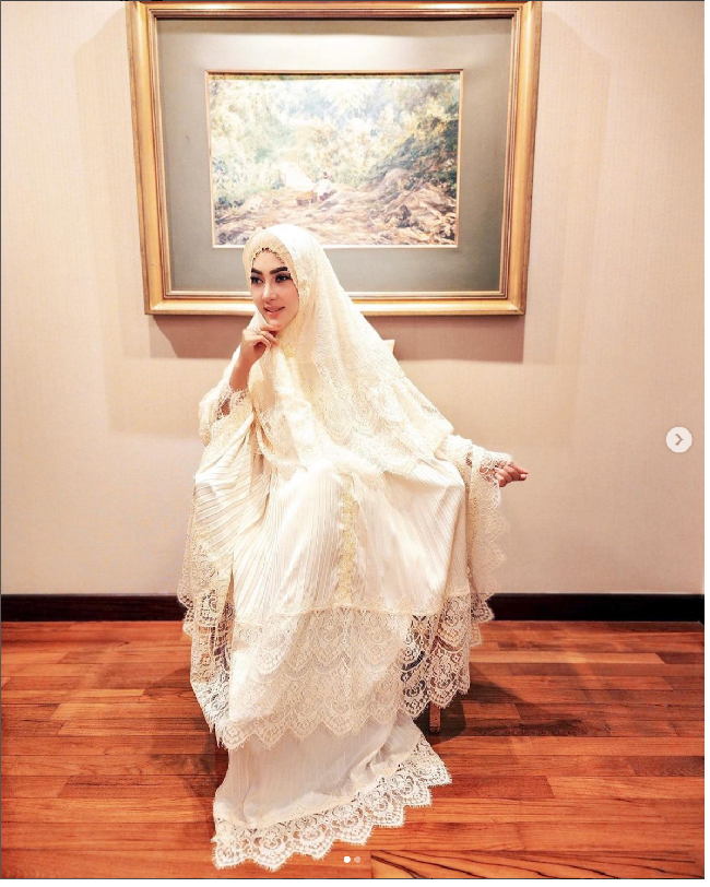 Pada Idul Fitri 2022 ini Syahrini melalui brand miliknya Fatimah Syahrini merilis sederetan mukena mewah. Koleksi mukena Syahrini dijual mulai dari Rp 1 juta sampai Rp 5 juta. Foto: Dok. Instagram Princess Syahrini