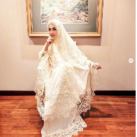 Pada Idul Fitri 2022 ini Syahrini melalui brand miliknya Fatimah Syahrini merilis sederetan mukena mewah. Koleksi mukena Syahrini dijual mulai dari Rp 1 juta sampai Rp 5 juta. Foto: Dok. Instagram Princess Syahrini