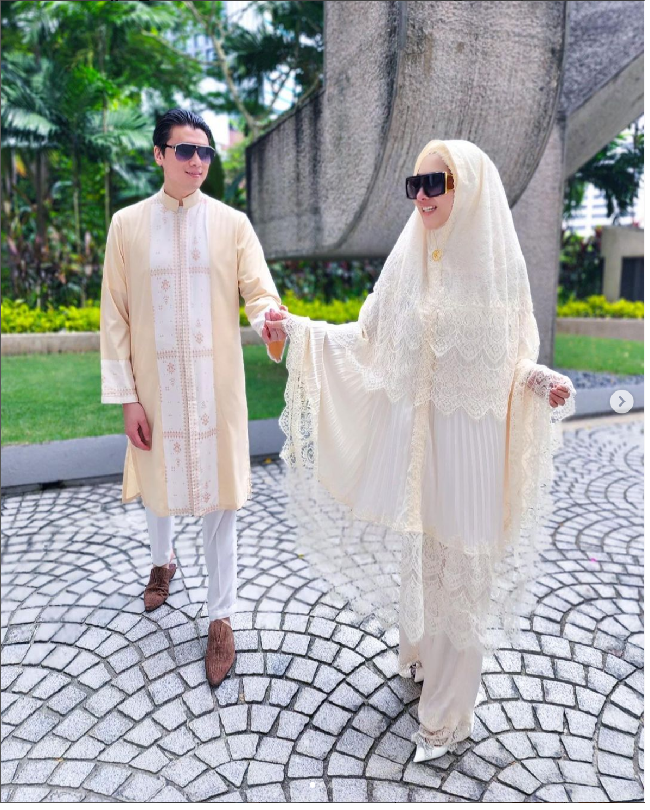 Sedangkan Reino Barack, pada momen Lebaran 2022, mengenakan baju koko panjang atau kurta yang warnanya senada dengan mukena Syahrini. Foto: Dok. Instagram Princess Syahrini