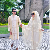 Sedangkan Reino Barack, pada momen Lebaran 2022, mengenakan baju koko panjang atau kurta yang warnanya senada dengan mukena Syahrini. Foto: Dok. Instagram Princess Syahrini