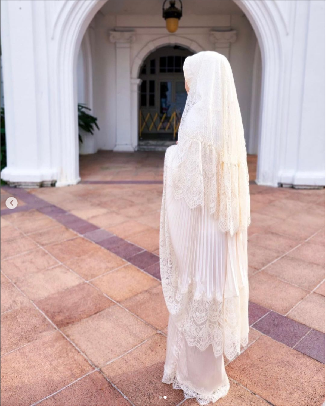 Merayakan Lebaran di Singapura, Syahrini mengunggah foto penampilannya di Hari Idul Fitri. Dia tampil dengan mukena dari brandnya sendiri yaitu Fatimah Syahrini.Foto: Dok. Instagram Princess Syahrini