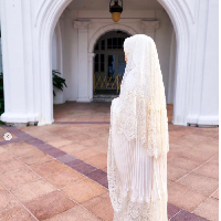 Merayakan Lebaran di Singapura, Syahrini mengunggah foto penampilannya di Hari Idul Fitri. Dia tampil dengan mukena dari brandnya sendiri yaitu Fatimah Syahrini.Foto: Dok. Instagram Princess Syahrini