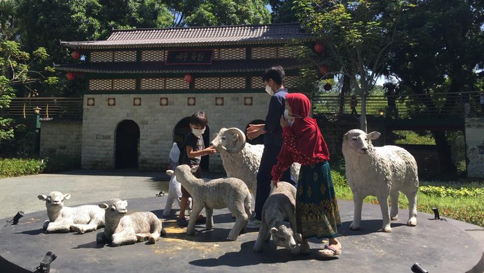 Tempat wisata di Tasikmalaya, Jawa Barat, zaman sekarang tak kalah menarik, seperti Taman Wisata Karang Resik. Traveler siap-siap menjelajahi berbagai tempat menarik seperti ke Jepang, Korea atau Eropa.