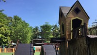 Mainan di sana rata-rata menggunakan kayu yang dicat cokelat tua. Ada jaring-jaring untuk dipanjat, lorong untuk dijelajahi, hingga kayu dakian. (Dadan Kuswaraharja/detikcom)  