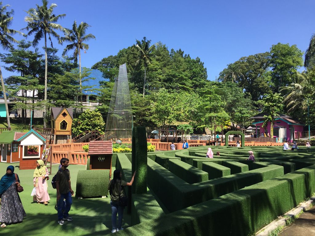 Tempat wisata di Tasikmalaya, Jawa Barat, zaman sekarang tak kalah menarik, seperti Taman Wisata Karang Resik. Traveler siap-siap menjelajahi berbagai tempat menarik seperti ke Jepang, Korea atau Eropa.