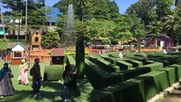 Misalnya saja jika taveler ingin melihat sakura yang bemekaran, harus menaiki banyak anak tangga. Tenang saja, anak tangga yang didaki tak curam. Sesampainya di atas banyak spot instagramable yang menarik untuk berfoto. (Dadan Kuswaraharja/detikcom)  