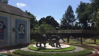 Usai puas menjelajahi Jepang dan Korea, anak-anak bisa berfoto di patung gajah, harimau, atau domba. Banyak tanaman yang berwarna-warni, menambah daya tarik pemandangan. (Dadan Kuswaraharja/detikcom)  