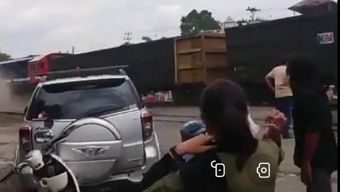 Tangkapan layar video kereta api menabrak mobil mogok di perlintasan Muara Enim.