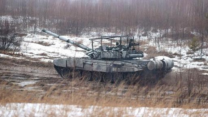 A tank moves along a field during joint exercises of the armed forces of Russia and Belarus as part of an inspection of the Union States Response Force, at a firing range near a town of Osipovichi outside Minsk on February 17, 2022. (Photo by Maxim GUCHEK / BELTA / AFP) / Belarus out