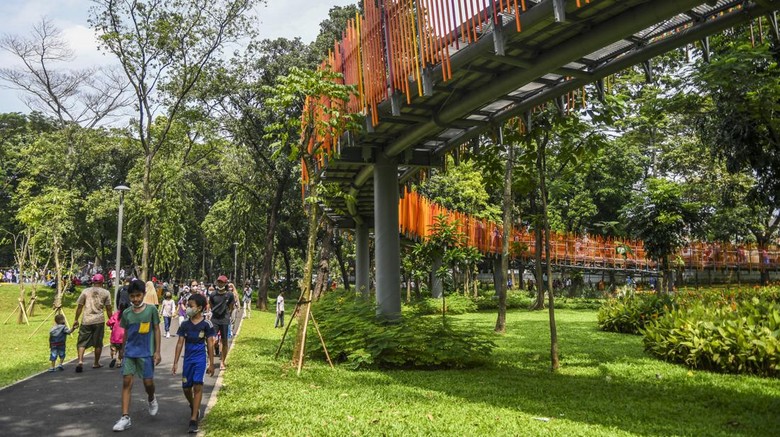 Tebet Eco Park, Wisata Jakarta Murah Meriah Cocok Isi Libur Lebaran Warga mengunjungi Tebet Eco Park di Jakarta, Rabu (4/5/2022). Warga Jakarta dan sekitarnya memanfaatkan libur Idul Fitri 1443 H untuk berekreasi bersama keluarga ke tempat-tempat wisata di Ibu Kota. ANTARA FOTO/Galih Pradipta