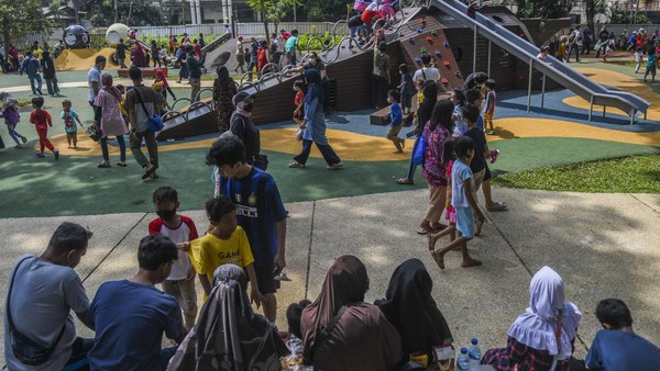 Haryanto mengatakan datang bersama 10 anggota keluarganya. Dia dan keluarga mengaku tidak mudik karena asli dari Jakarta. Dia mengatakan dirinya dan keluarga tiba di Tebet Eco Park sekitar pukul 08.00 WIB. Dia menyarankan agar kebersihan air sungai di Tebet Eco Park ditingkatkan lagi. Â Haryanto mengatakan datang bersama 10 anggota keluarganya. Dia dan keluarga mengaku tidak mudik karena asli dari Jakarta. Dia mengatakan dirinya dan keluarga tiba di Tebet Eco Park sekitar pukul 08.00 WIB. Dia menyarankan agar kebersihan air sungai di Tebet Eco Park ditingkatkan lagi. Â