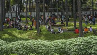 Kemudian, terlihat sejumlah pengunjung beristirahat di taman membentuk bundaran sambil bercengkerama dan memakan snack.  