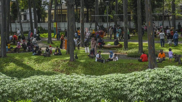 Kemudian, terlihat sejumlah pengunjung beristirahat di taman membentuk bundaran sambil bercengkerama dan memakan snack. Â Kemudian, terlihat sejumlah pengunjung beristirahat di taman membentuk bundaran sambil bercengkerama dan memakan snack. Â
