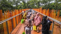 Warga mengunjungi Tebet Eco Park di Jakarta, Rabu (4/5/2022). Warga Jakarta dan sekitarnya memanfaatkan libur Idul Fitri 1443 H untuk berekreasi bersama keluarga ke tempat-tempat wisata di Ibu Kota.  