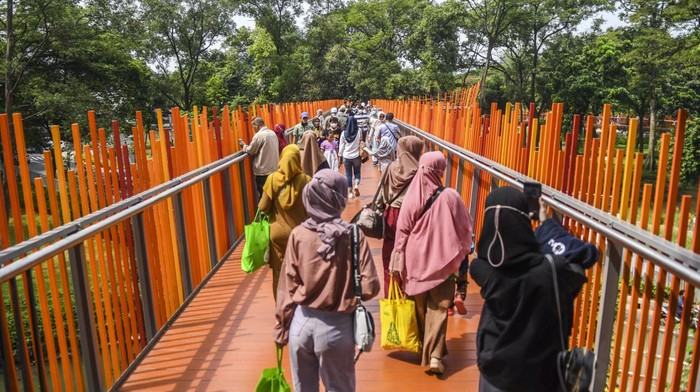 Warga mengunjungi Tebet Eco Park di Jakarta, Rabu (4/5/2022). Warga Jakarta dan sekitarnya memanfaatkan libur Idul Fitri 1443 H untuk berekreasi bersama keluarga ke tempat-tempat wisata di Ibu Kota. ANTARA FOTO/Galih Pradipta