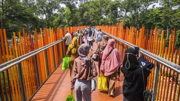 Warga mengunjungi Tebet Eco Park di Jakarta, Rabu (4/5/2022). Warga Jakarta dan sekitarnya memanfaatkan libur Idul Fitri 1443 H untuk berekreasi bersama keluarga ke tempat-tempat wisata di Ibu Kota.  
