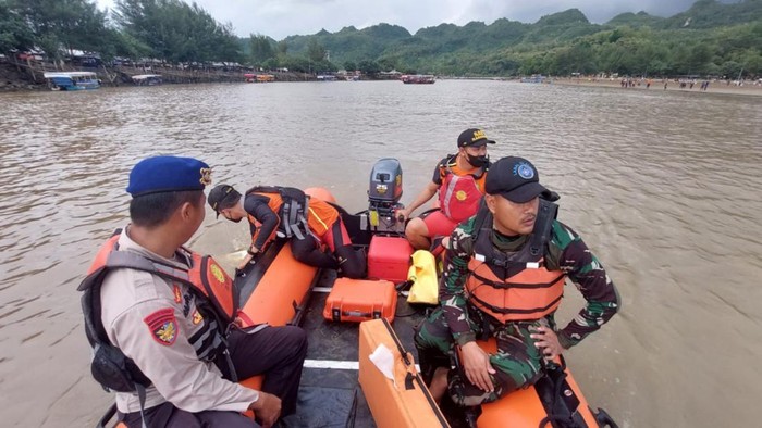 Tim SAR Gabungan melakukan pencarian terhadap wisatawan tenggelam di Muara Pantai Logending Kebumen, Rabu (4/5/2022).