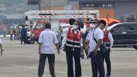 Direktur Utama PT PELNI Tri Andayani didampingi oleh Direktur SDM & Umum Rainoc dan Direktur Usaha Angkutan Barang & Tol Laut Yossianis Marciano bersiap menyambut kunjungan Menteri Perhubungan, Menteri BUMN dan Menko PMK di Pelabuhan Panjang, Lampung, Rabu (4/5).