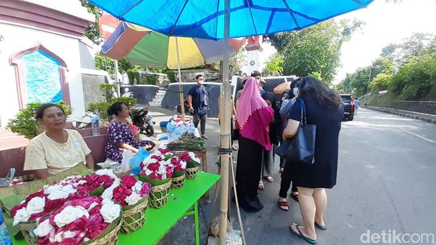 Suasana TPU Bergota Semarang ramai dikunjungi peziarah saat Lebaran, Rabu (4/5/2022).