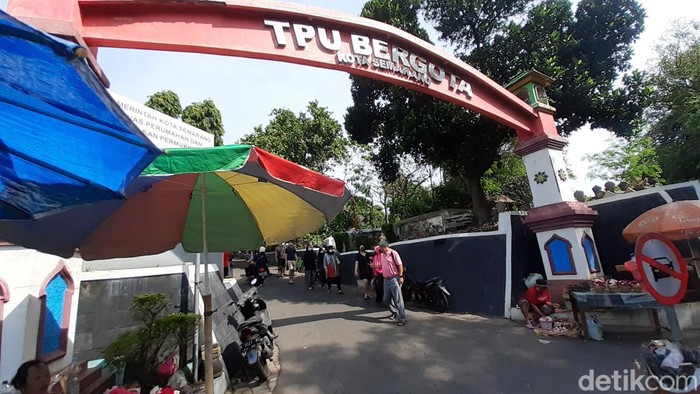 Suasana TPU Bergota Semarang ramai dikunjungi peziarah saat Lebaran, Rabu (4/5/2022).