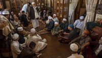 Sejumlah umat muslim keturunan Arab bersilaturahim dan berdoa di salah satu rumah yang dikunjungi pada tradisi Lebaran Arab atau Iwwadh di Palu, Sulawesi Tengah, Selasa (3/5/2022). 