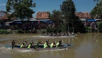 Sekelompok peserta berusaha mendayung perahunya saat mengikuti lomba perahu dayung tradisional di Sungai Sambong, Klidanglor, Kabupaten Batang, Jawa Tengah, Selasa (3/5/2022).