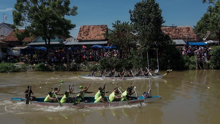 Tradisi Unik Lebaran di Batang, Lomba Perahu Dayung Tradisional Sekelompok peserta berusaha mendayung perahunya saat mengikuti lomba perahu dayung tradisional di Sungai Sambong, Klidanglor, Kabupaten Batang, Jawa Tengah, Selasa (3/5/2022). Lomba perahu dayung tradisional yang diadakan pada hari kedua Lebaran 2022 itu sebagai ajang silaturahim warga dan menjaga tradisi lomba dayung setiap Idul Fitri dengan jumlah peserta lomba sebanyak 300 orang. ANTARA FOTO/Harviyan Perdana Putra/nym.