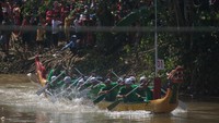 Lomba perahu dayung tradisional yang diadakan pada hari kedua Lebaran 2022 itu sebagai ajang silaturahim warga dan menjaga tradisi.