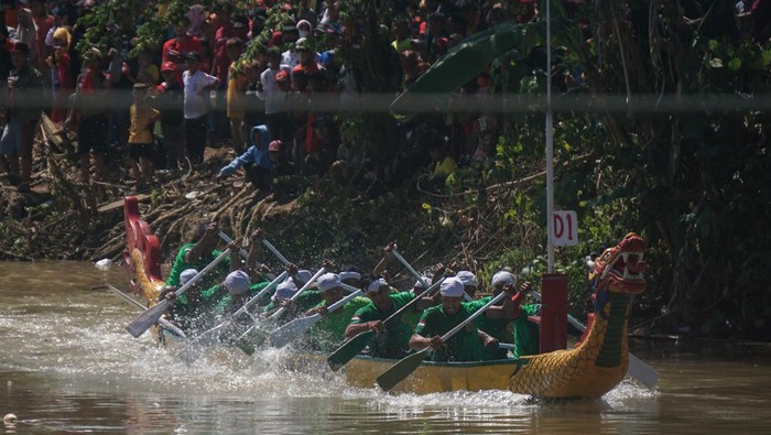 Tradisi Unik Lebaran di Batang, Lomba Perahu Dayung Tradisional Sekelompok peserta berusaha mendayung perahunya saat mengikuti lomba perahu dayung tradisional di Sungai Sambong, Klidanglor, Kabupaten Batang, Jawa Tengah, Selasa (3/5/2022). Lomba perahu dayung tradisional yang diadakan pada hari kedua Lebaran 2022 itu sebagai ajang silaturahim warga dan menjaga tradisi lomba dayung setiap Idul Fitri dengan jumlah peserta lomba sebanyak 300 orang. ANTARA FOTO/Harviyan Perdana Putra/nym.