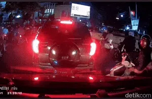 Horor! Truk Sampah Seruduk Kerumunan Pengendara di Garut