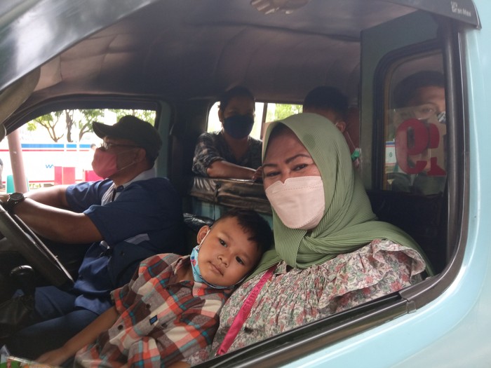 Warga antre di pintu masuk TMII pada H+2 Lebaran (Fakhri-detikcom)