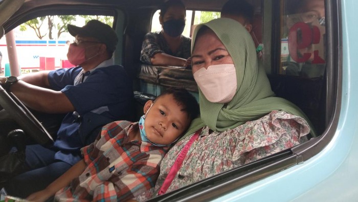 Warga antre di pintu masuk TMII pada H+2 Lebaran (Fakhri-detikcom)