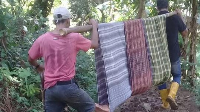 Warga di Pandeglang ditandu 3 Km untuk berobat (dok. Istimewa)