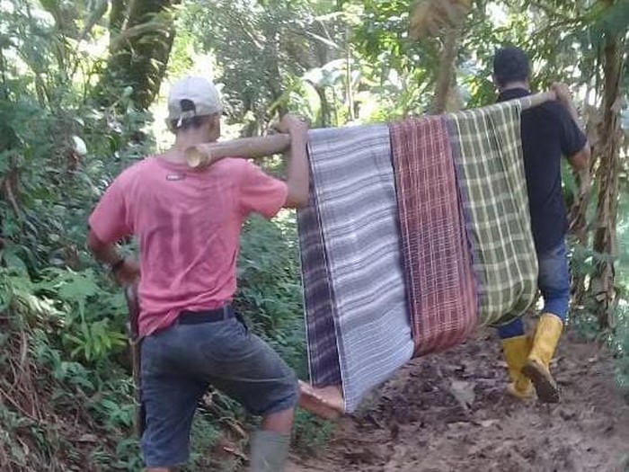 Warga di Pandeglang ditandu 3 Km untuk berobat (dok. Istimewa)