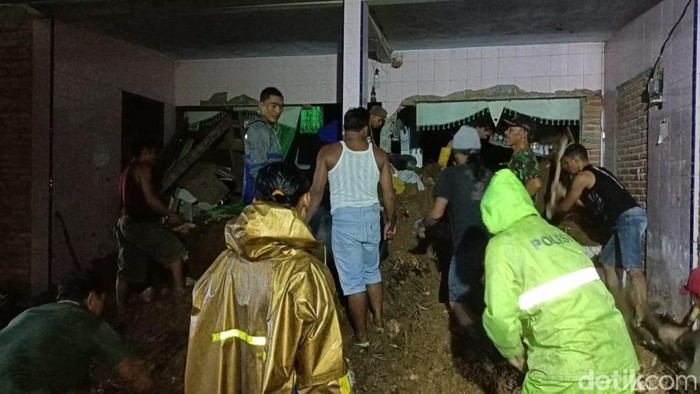 Warga mencari korban yang tertimbung longsor di Trenggalek