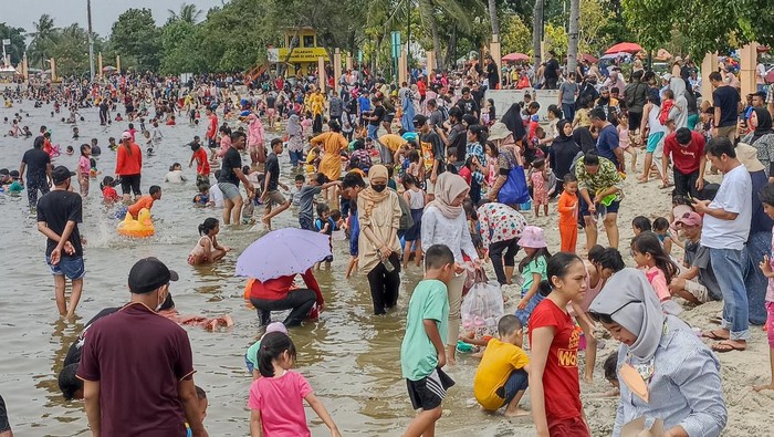Warga padati tempat wisata Ancol di libur Lebaran 2022 (Wildan/detik)