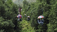 Wisatawan menikmati naik kursi gantung di kota resor bukit Murree, Islamabad, Pakistan, Selasa (3/5/2022) waktu setempat.  